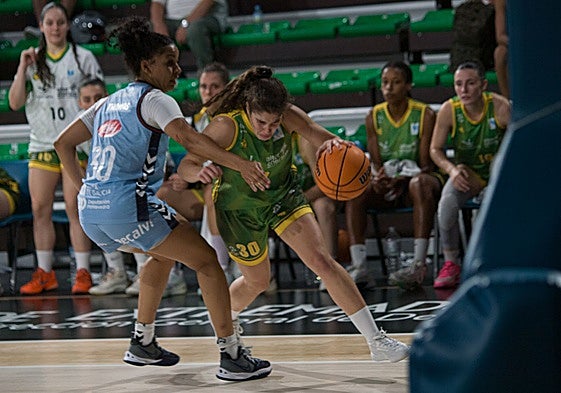 Inés Tavares protege el balón en el duelo frente al Celta.