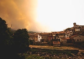 Incendio en las inmediaciones de Hervás el pasado mes de agosto que llevó a confinar a la población.