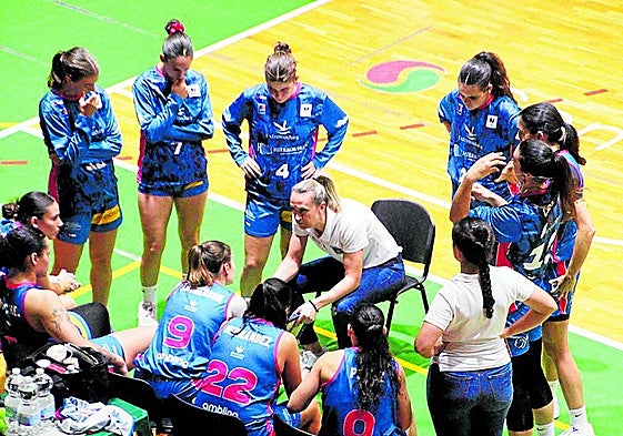 Adrijana Knezevic da instrucciones a sus jugadoras.