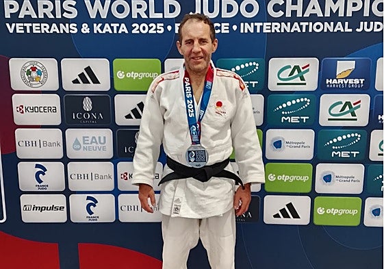Raúl García, con la medalla de plata lograda en el Mundial de París.