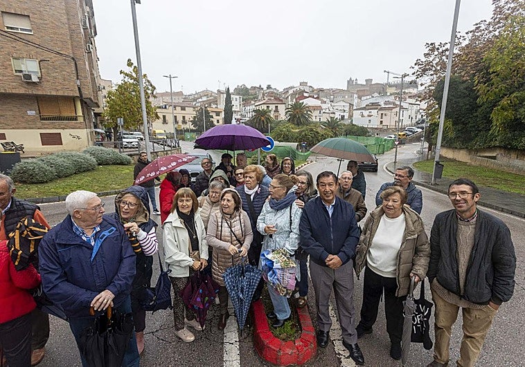 Vecinos de San Francisco, este viernes por la mañana en las inmediaciones del puente.