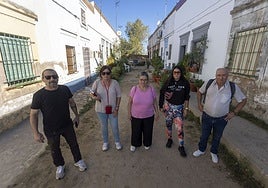 Integrantes de la plataforma vecinal de la Estación Arroyo-Malpartida en una de las calles que están sin asfaltar.