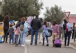 Familias con niños a la salida de un colegio en Mérida.