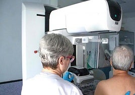 Imagen de archivo de la realización de una mamografía.