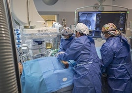 Imagen de archivo de una intervención quirúrgica en el Hospital Universitario de Badajoz.