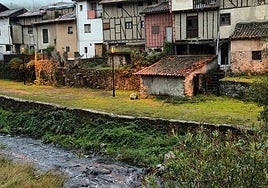 El río Ambroz con ceniza arrastrada tras las lluvias, a su paso por el barrio judío de Hervás.