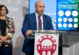 La concejala Susana Fajardo, junto a Ildefonso Seller, decano del colegio de abogados de Badajoz.