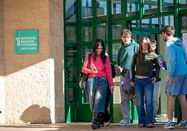 Estudiantes de la UEx en el campus pacense en una imagen de archivo.