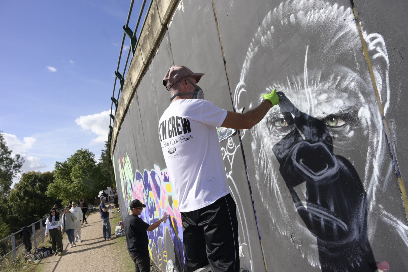 Las jornadas se llaman 'fondo negro' y los organizadores  han pintado la pared bajo la carretera de Cáceres de negro para que la decoraran encima.