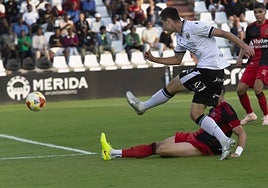Álvaro García rematando a puerta en el choque ante la Ponferradina.