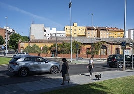 La Casa de las Aguas se ubica en la esquina de Carolina Coronado con la cabecera del Puente de Palmas.