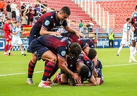 Los jugadores del Extremadura celebran un gol en el Francisco de la Hera.