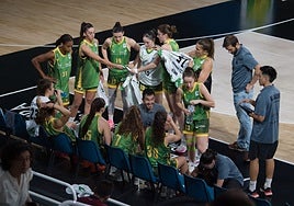 Jesús Sánchez se dirige a sus jugadoras durante un tiempo muerto en un partido de esta temporada.