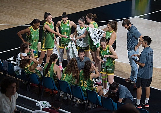 Jesús Sánchez se dirige a sus jugadoras durante un tiempo muerto en un partido de esta temporada.