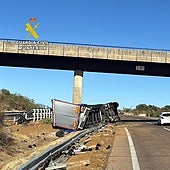 Cortes en la A-5 por el vuelco de camión en el kilómetro 277