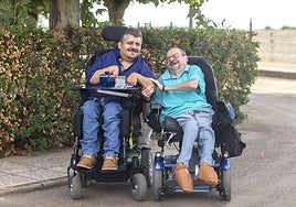 José y Luisfer viven en pareja en el CAMF de Alcuéscar y luchan por hacerlo en un piso independiente.