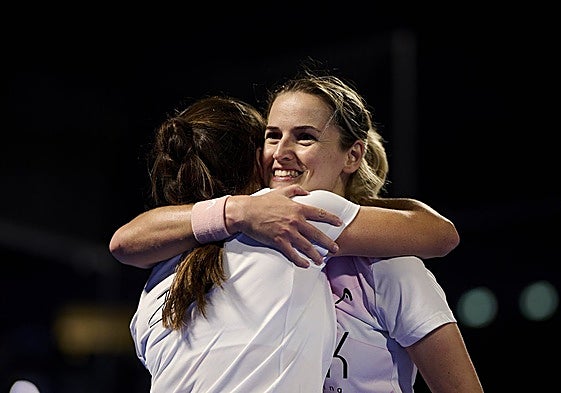Ariana Sánchez y Paula Josemaría se abrazan tras vencer en la final de Kuwait.