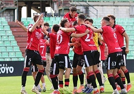 El Mérida celebra uno de sus tantos al Real Madrid Castilla en el Romano.