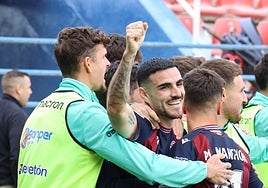 Diego Díaz celebra con sus compañeros el gol deMaikel que dio la épica victoria al Extremadura en el último minuto.