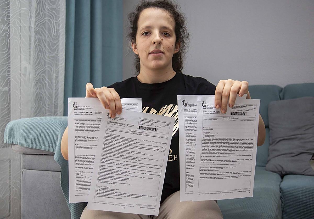 Victoria González Vinagre muestra los informes médicos de su hijo Luis Federico, de 3 años.