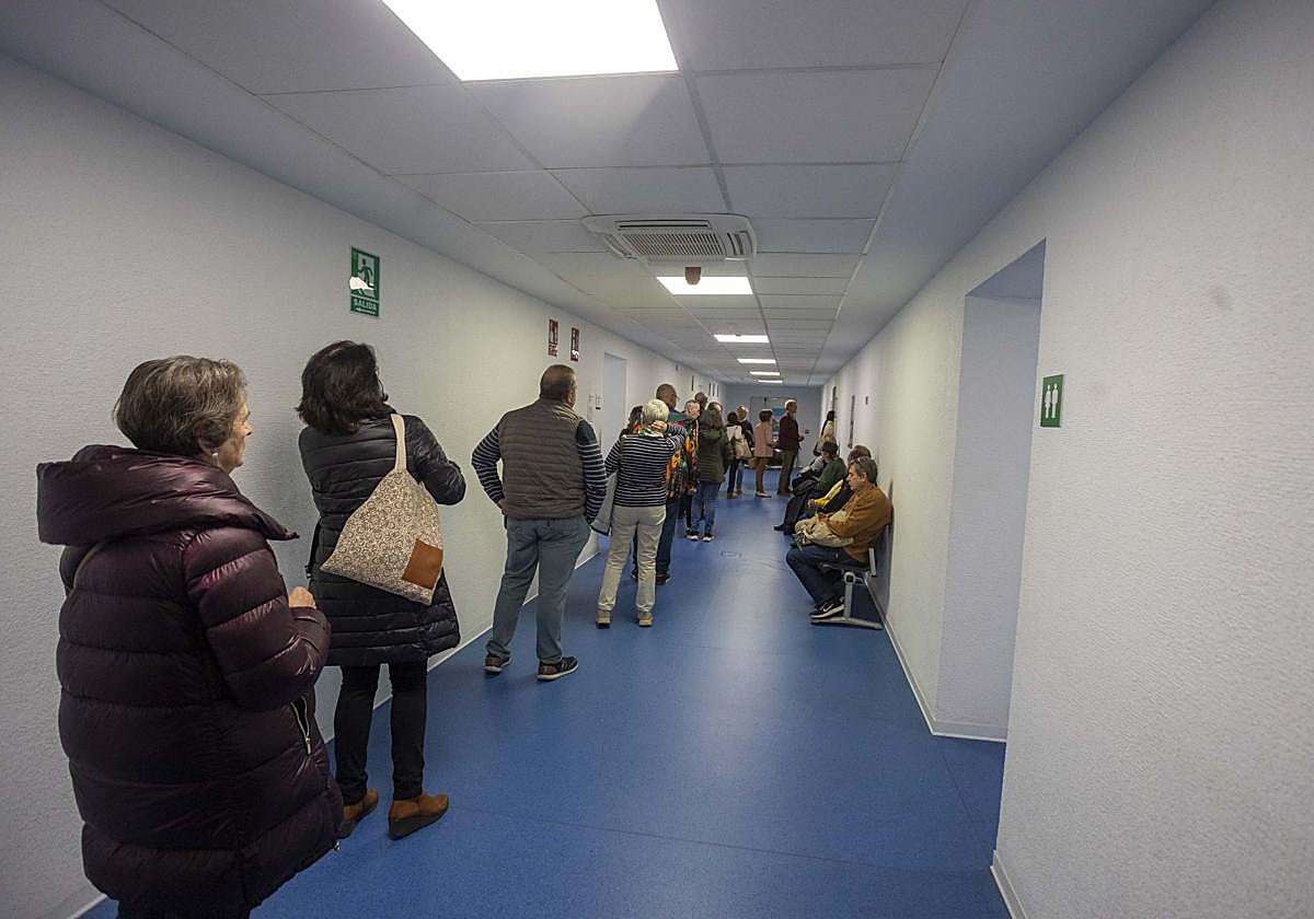 Cola de usuarios esperando a ser vacunados en la tarde de este lunes en el centro de salud Zona Centro de Cáceres.