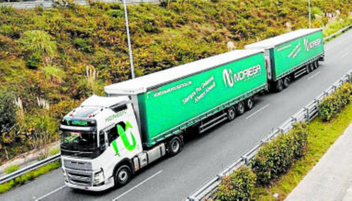 Un dúo-tráiler de la empresa extremeña Noriega con tres vehículos.