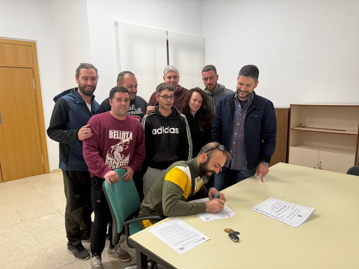 Miembros de la asociación con el alcalde, durante la firma.