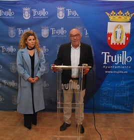 La alcaldesa y el catedrático de la UEx.