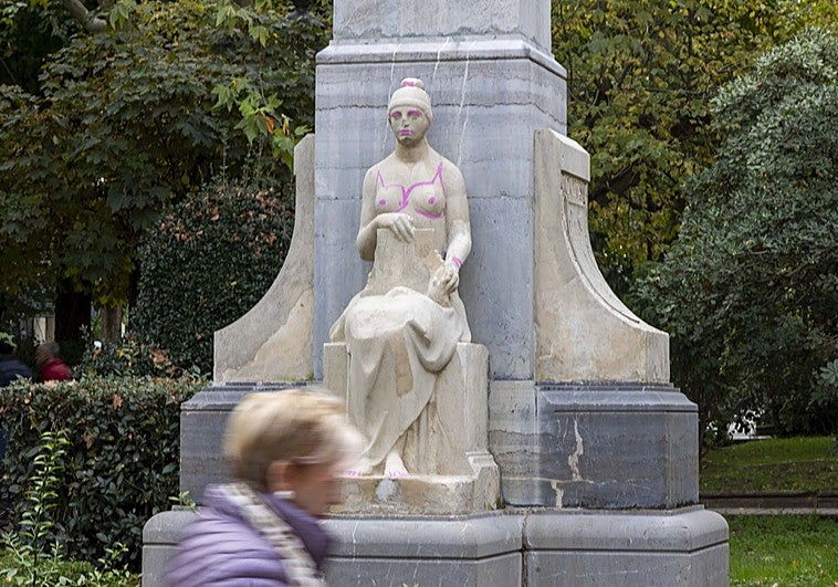 Vandalizan con pintura la escultura de Muñoz Chaves en el Paseo de Cánovas de Cáceres, restaurada hace nueve meses