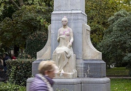 Así está la alegoría de la justicia del grupo escultórico dedicado a Muñoz Chaves, en el Paseo de Cánovas de Cáceres.