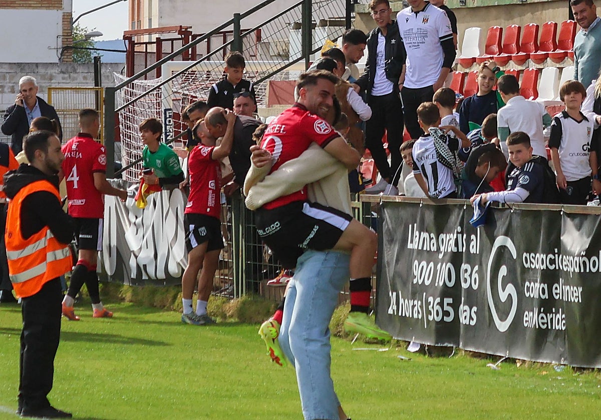 Doncel se abraza con Palomares en el Romano.