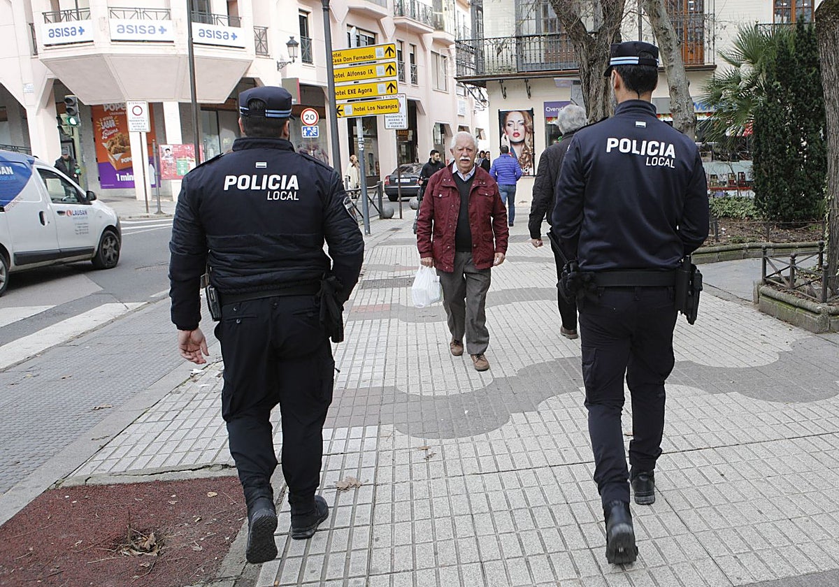 Foto de archivo de una pareja de la Policía Local en la avenida de España.