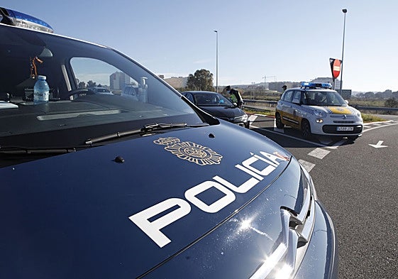 Imagen de archivo de un control de la Policía Nacional en Cáceres.