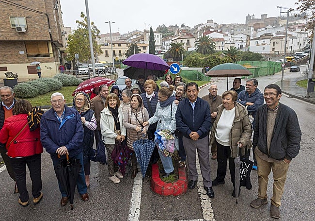 Vecinos de San Francisco, este pasado viernes durante la protesta por el retraso de las obras y la falta de información.