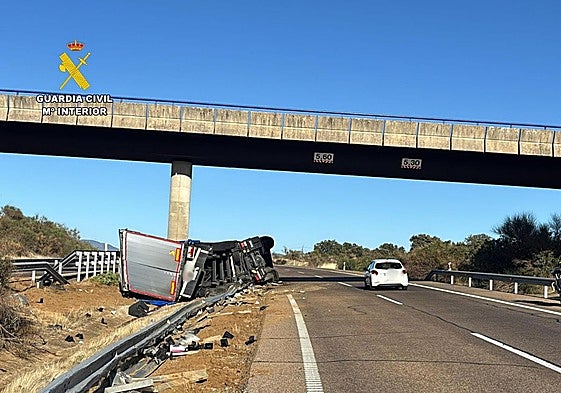 Un tramo de la A-5 a la altura de Villamesías estará cortado toda la mañana para retirar un vehículo siniestrado