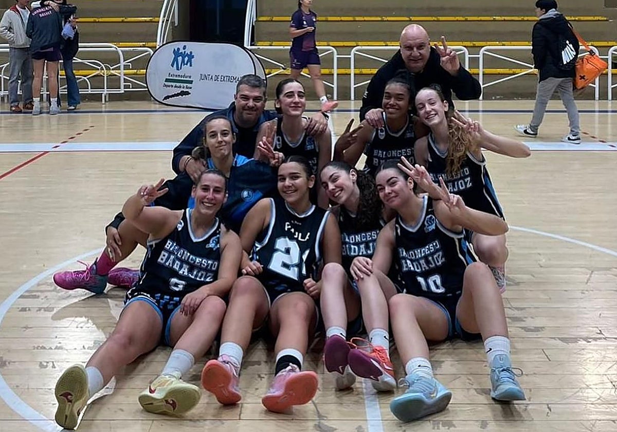 Las jugadoras del Baloncesto Badajoz celebran su triunfo ante el Guadalajara.