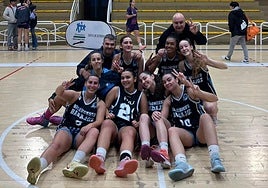 Las jugadoras del Baloncesto Badajoz celebran su triunfo ante el Guadalajara.