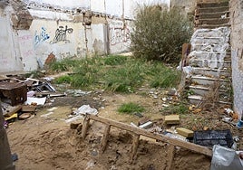 El solar denunciado por los vecinos en la calle Vicente Barrantes.