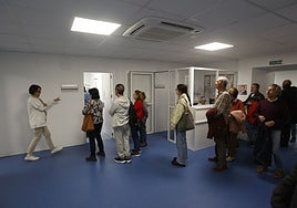 Cacereños esperando a ser vacunados en la tarde de este lunes en el centro de salud Zona Centro.