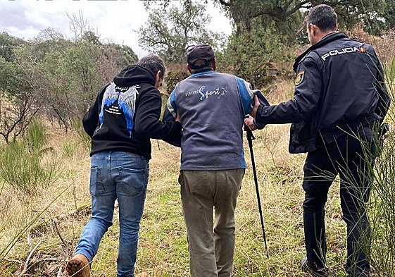 Agentes de la Policía Nacional acompañan al hombre al hospital tras ser rescatado.