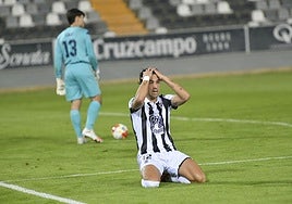 Borja Domingo se lamenta por una ocasión perdida en el Badajoz-Llerenense.