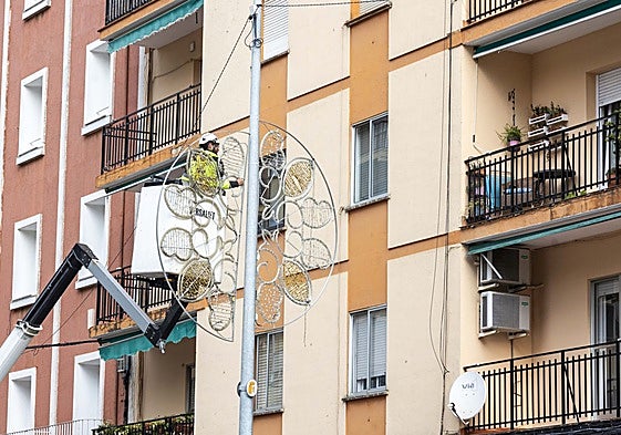 Instalación de iluminación navideña, este lunes en la avenida de Antonio Hurtado.