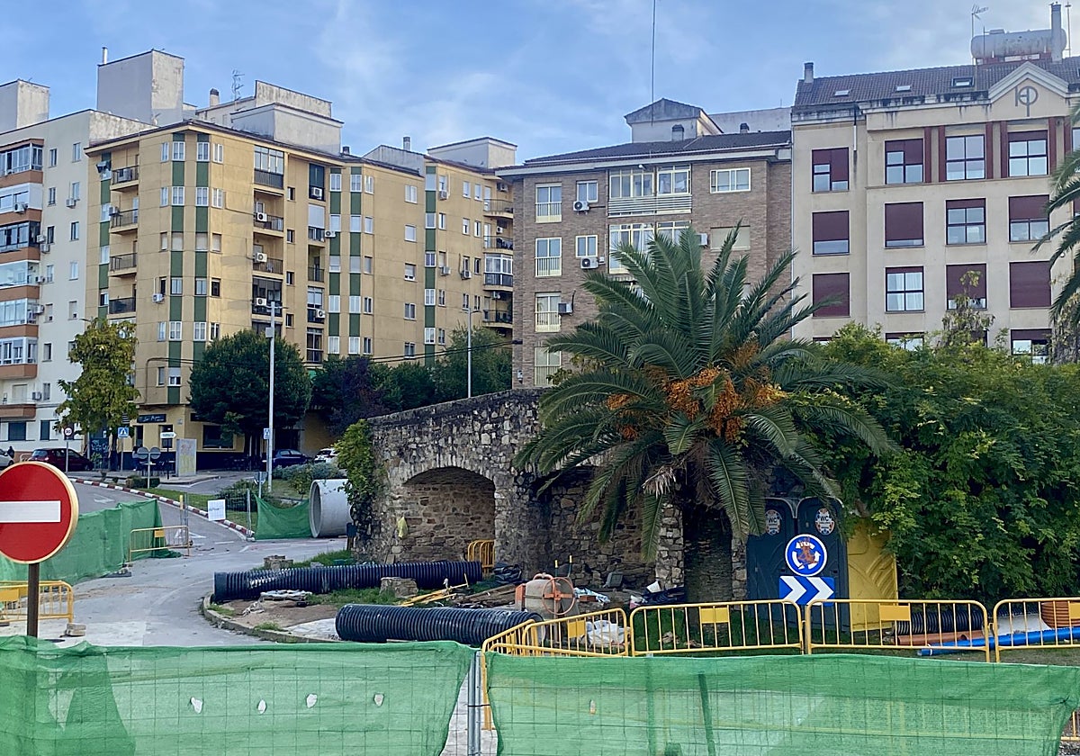 Aspecto actual de la glorieta del puente de San Francisco de Cáceres.
