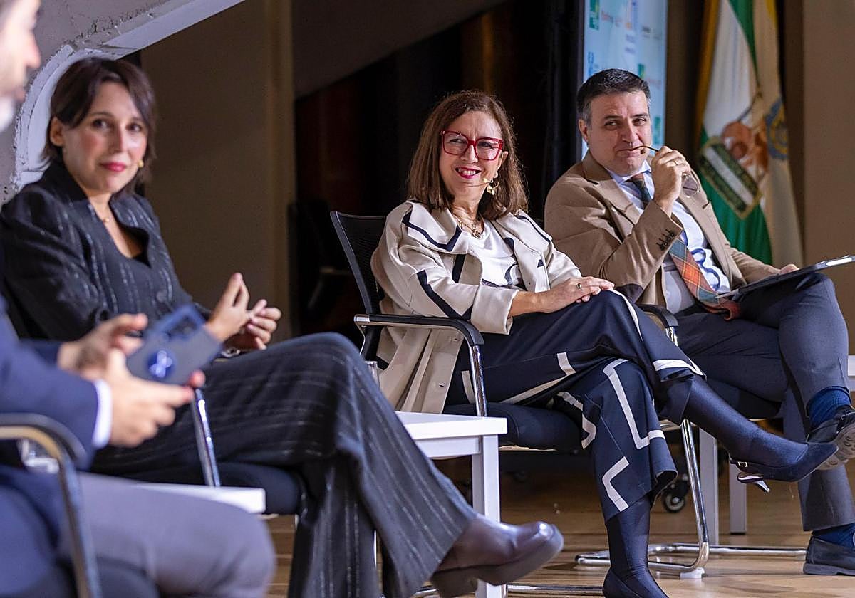 Mercedes Morán, consejera de Agricultura de la Junta de Extremadura, en el Foro Nacional de Minerales Críticos junto a la consejera de economía e industria de Galicia y el viceconsejero de industria energía y minas de la Junta de Andalucía.