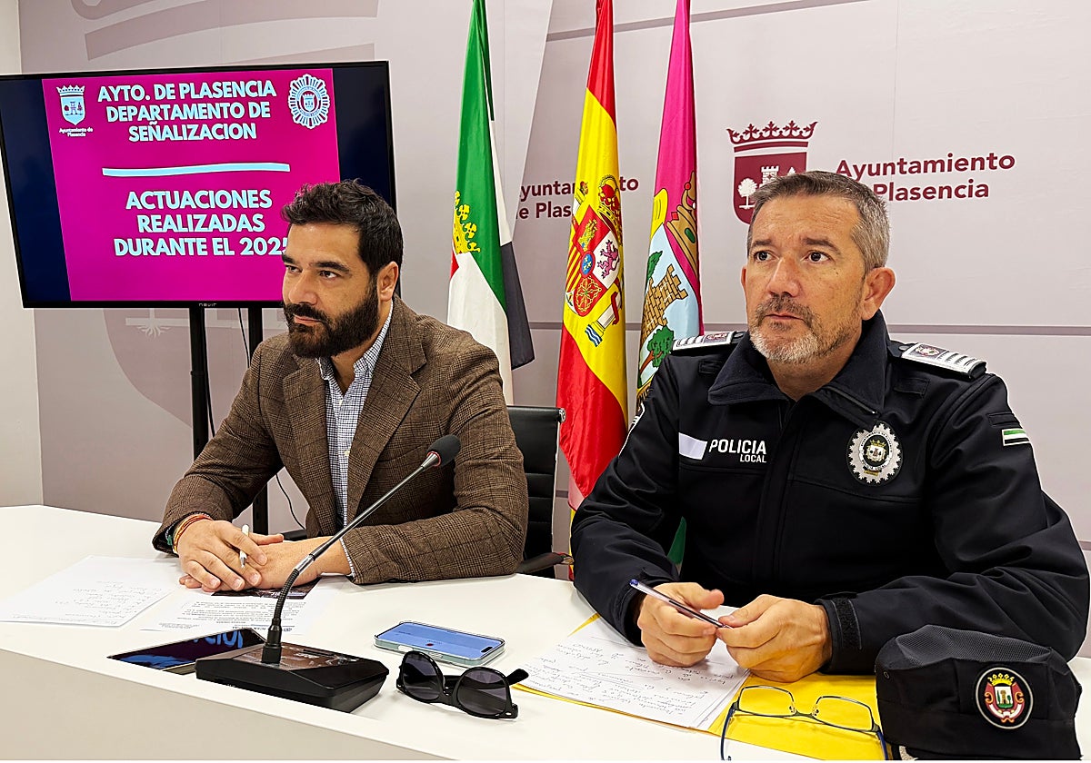 David Dóniga, concejal de Interior, y José Antonio Díaz, inspector de la Policía Local.