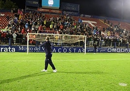 Cisqui saluda a la grada tras la clasificación para la segunda ronda de la Copa del Rey.