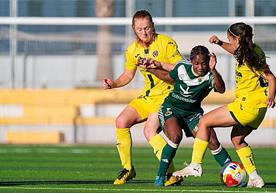 Acción del duelo entre el Villarreal y el Cacereño Femenino.