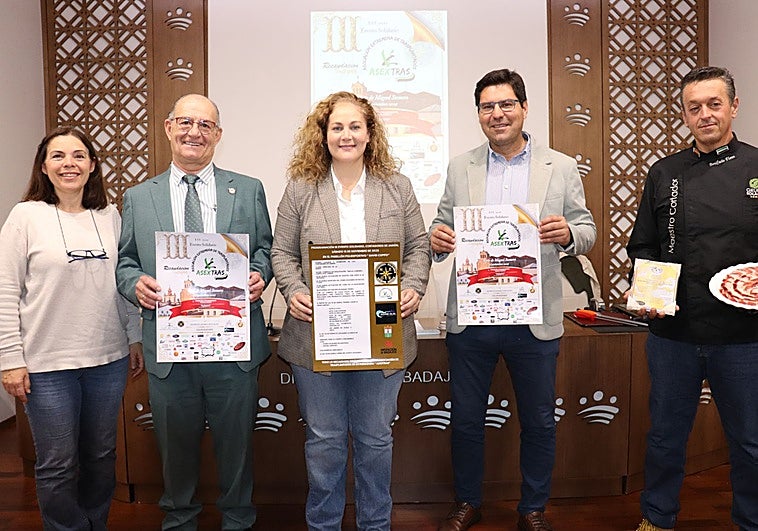 Las autoridades y responsables de la organización del encuentro solidario durante el acto de presentación.