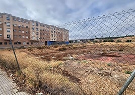 Parcela en las inmediaciones de la Escuela de Hostelería de Mérida que acogerá una de las promociones.