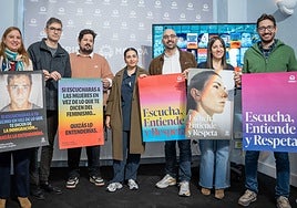 El delegado de Migraciones, José Ángel Calle, con los creadores de la campaña y docentes.